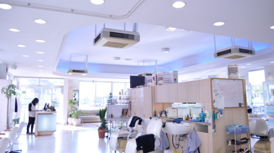美容室Your Lecheveu姉崎店様 広くてスタイリッシュな店内